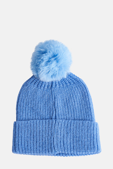 Chapeau bleu de Morgan De Toi avec une texture à côtes et un pompon doux au-dessus.