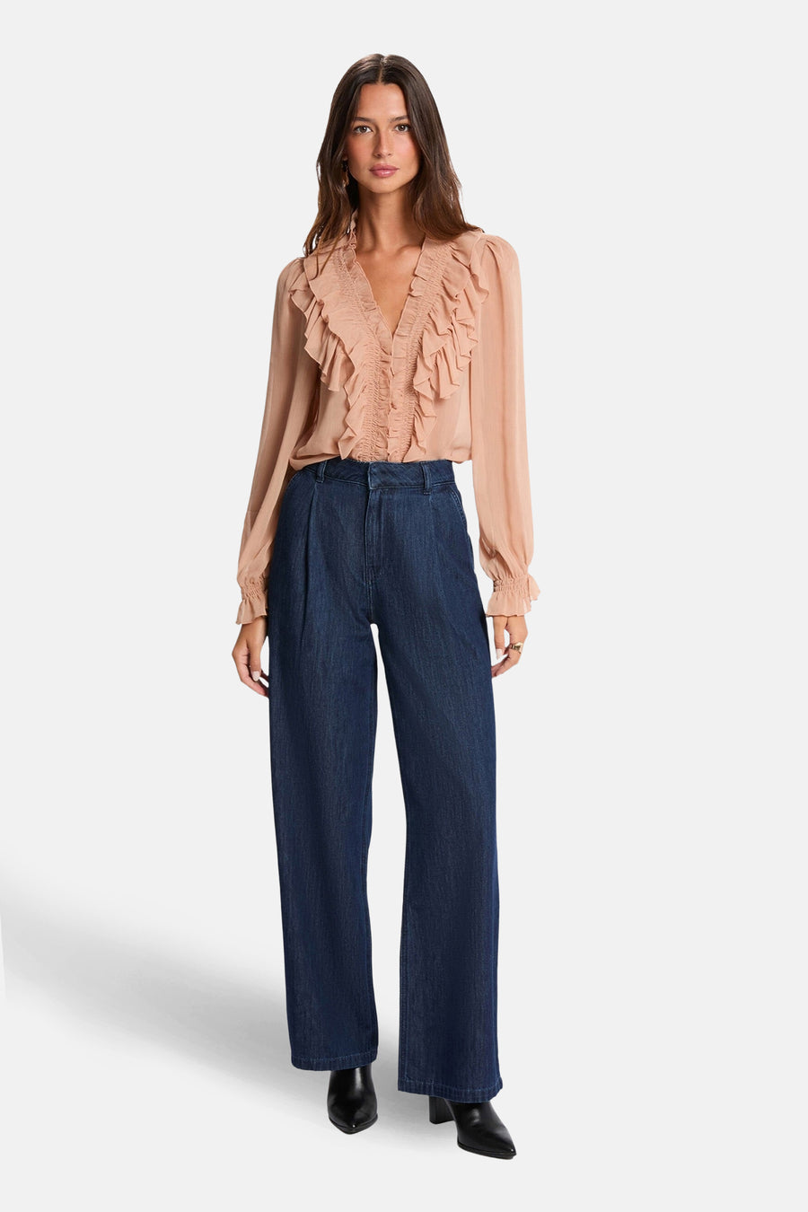 Blouse beige à longues manches de Morgan De Toi, terminée avec des plis et portée avec un jeans large et des escarpins noirs.