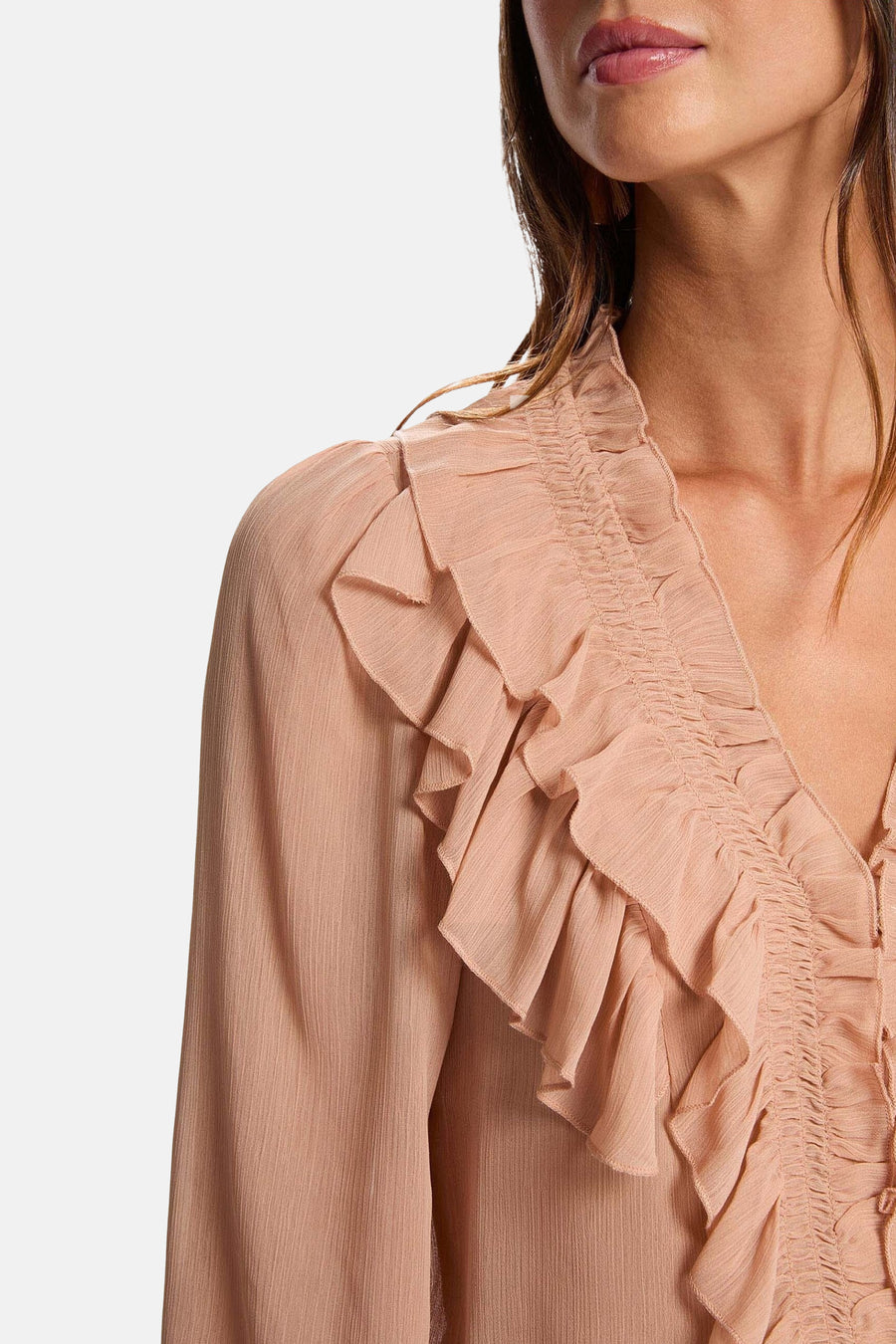Blouse beige à longues manches de Morgan De Toi, avec des plis le la ligne du cou et l'avant.