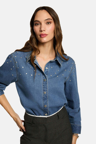 Chemise en denim à longues manches de Morgan De Toi, avec des strass argentés sur les épaules et une fermeture à boutons.