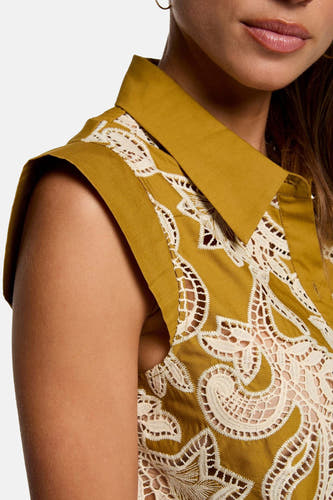 Blouse sans manches Morgan De Toi, avec des détails ajourés et un col classique.