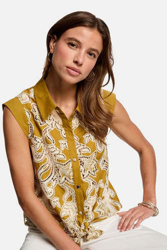 Blouse sans manches jaune de Morgan De Toi, avec des détails sur les bords et une fermeture à boutons.