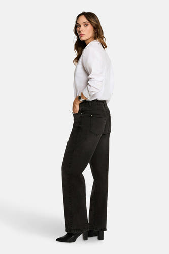 Blanc, chemise à manches longues de Morgan De Toi, avec une coupe décontractée et porté avec des jeans noirs et des baskets.