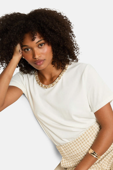 T-shirt blanc à manches courtes de Morgan De Toi, avec un col en pierres décoratives et une jupe tweed.