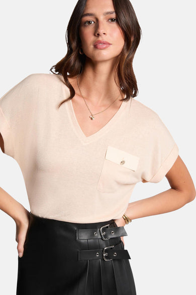 T-shirt beige à manches courtes de Morgan De Toi, avec une poche brodée et une chaîne d'or.
