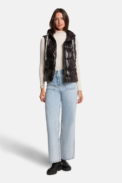 Gilet Morgan De Toii Morgan, logo logo logo logo logo le le logo long.. et un trui coltruis et des jeans larges.