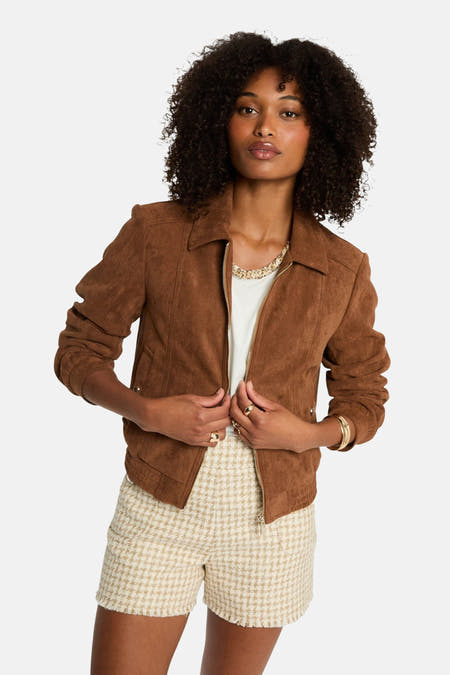 Manteau court brun de Morgan De Toi avec des manches longues, une fermeture éclair et des ornements en or.