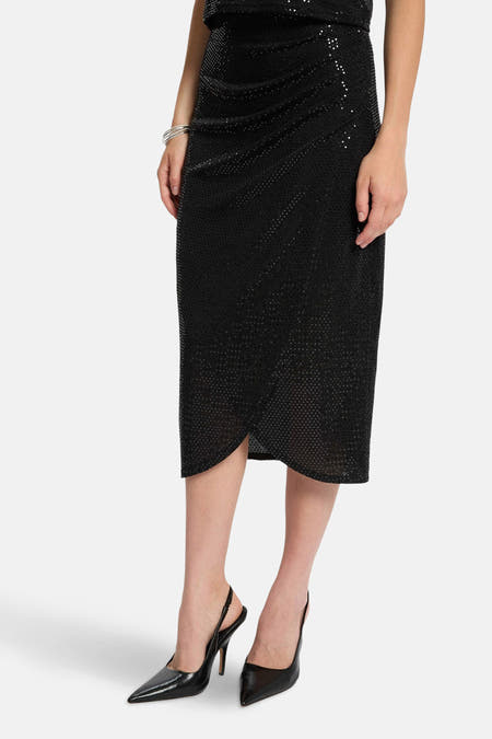 Robe noire de Morgan De Toi, avec des paillettes subtiles et une élégante surpiqure.