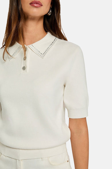 Pull-over blanc avec col rond de Morgan De Toi, orné de strass et de boutons décoratifs.
