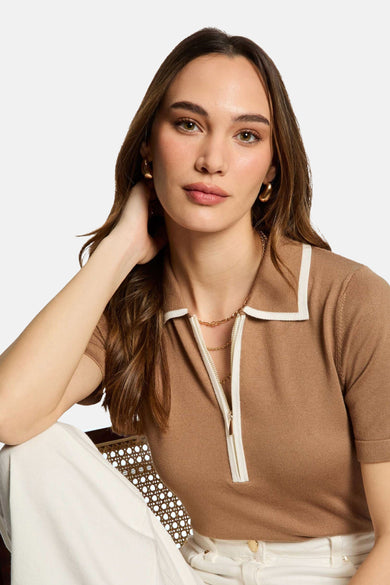 Polo beige à manches courtes de Morgan De Toi, avec une col et blanche et un boutonnière, combiné avec des ornements dorés.