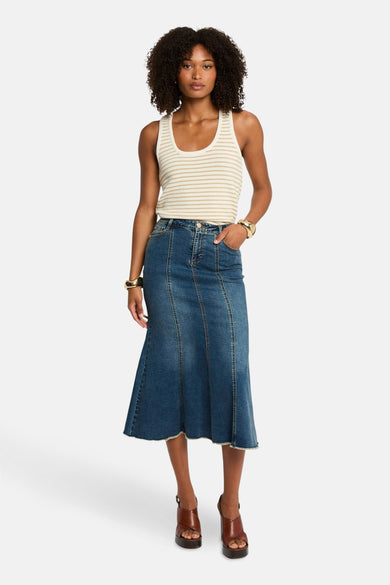Top écru sans manches de Morgan De Toi, porté avec une jupe en denim et des sandales brunes.