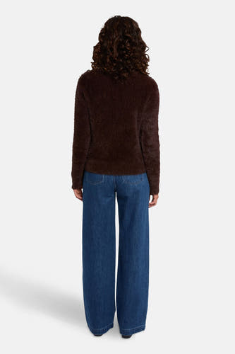 Pull marron avec col rond de Morgan De Toi, avec des manches longues et porté avec des jeans larges.