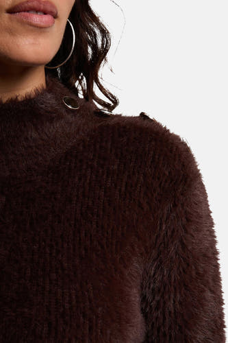 Pull marron avec col rond de Morgan De Toi, avec des boutons décoratifs sur l'épaule et une douce texture.