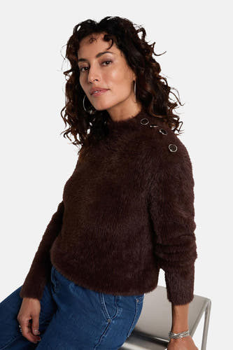 Pull brun Morgan De Toiiiiiii,é avec bout des boutons sur les etoudres et porté avec des jeans et des boucles d'oreilles en argent.