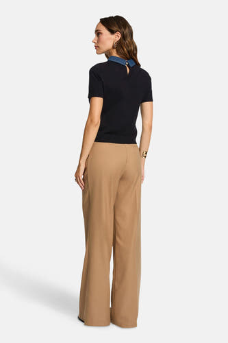 T-shirt bleu avec col rond de Morgan De Toi, avec détail de col en denim et longs pantalons marron.