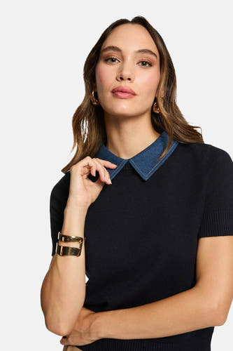 T-shirt bleu avec col rond de Morgan De Toi, avec un col en denim et une bracelet doré.