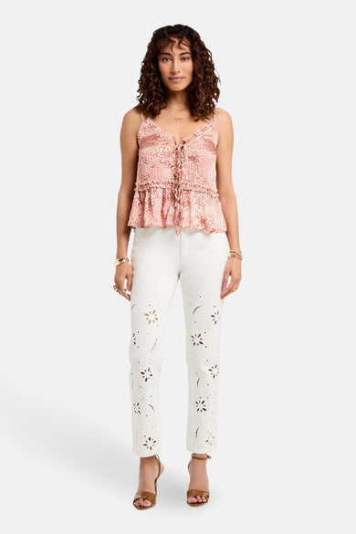 Pantalon blanc de Morgan De Toi, avec des détails floraux et des talons bruns.