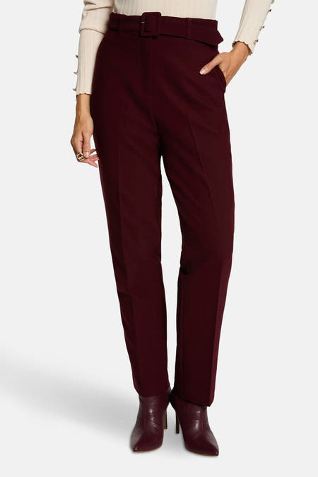 Pantalon Bordeaux de Morgan de Toi, avec une taille haute, des jambes droites et associé à un pull tricoté et des bottines Bordeaux.