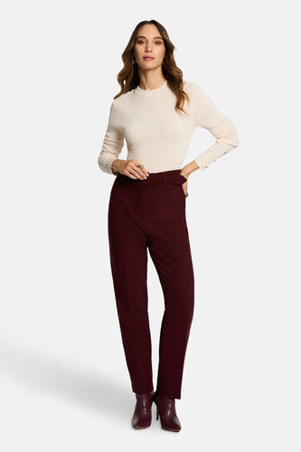 Pantalon de Bordeaux de Morgan De Toi, avec une taille haute et une ceinture, associé à un haut crème et des bottines.