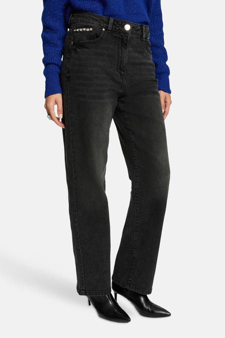 Jean droit gris anthracite de Morgan De Toi, avec des boutons sur la poche et porté avec des bottines noires et un pull bleu.