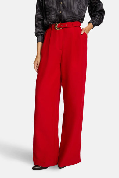Pantalon de costume rouge de Morgan De Toi, avec des poches larges et une taille haute, dos visible.