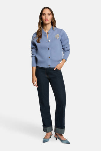 Jean droit bleu marine de Morgan De Toi, associé à un gilet bleu avec des boutons.