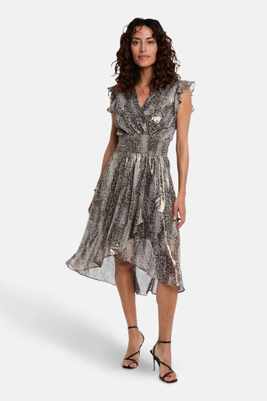 Robe sans manches noire de Morgan De Toi, avec imprimé de serpent et ceinture plissée, vue de derrière.