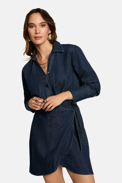 Jupe en denim bleu marine à longues manches de Morgan De Toi, avec fermeture à boutons et ceinture élastiquée.