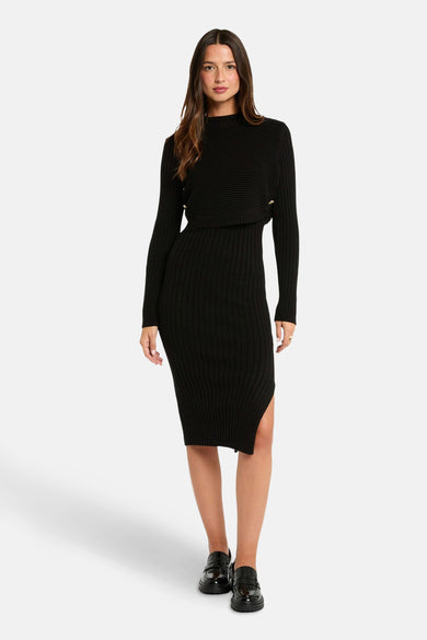Robe noire à longues manches de Morgan De Toi, avec des côtes et une fente.