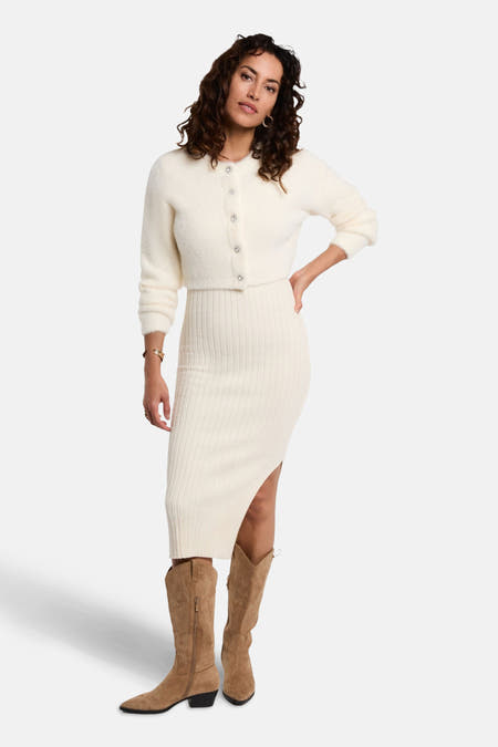 Robe écru à longues manches de Morgan De Toi, avec une douce texture et des boutons décoratifs.