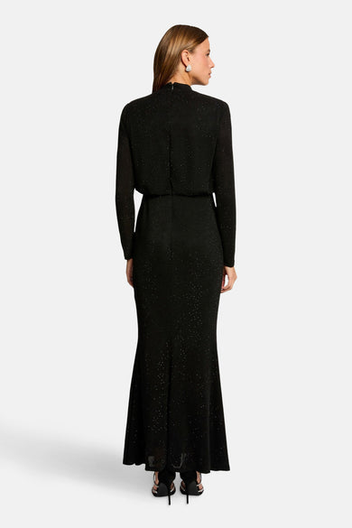 Robe noire à longues manches de Morgan De Toi, avec des subtiles paillettes, vue de derrière.