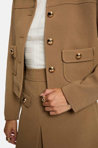 Manteau court beige de Morgan De Toi, avec des boutons dorés, des poches à rabat et une jupe fendue.