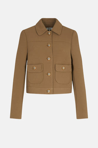 Manteau court beige de Morgan de Toi, avec des boutons dorés et des poches brodées.