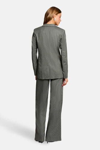 Grijze blazer van Morgan De Toi, met fijne streep en subtiele glitterdetails op een effen achtergrond.