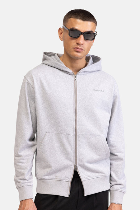 Gilet pull gris de REDEFINED REBEL, vu de dos avec capuche et lunettes de soleil.