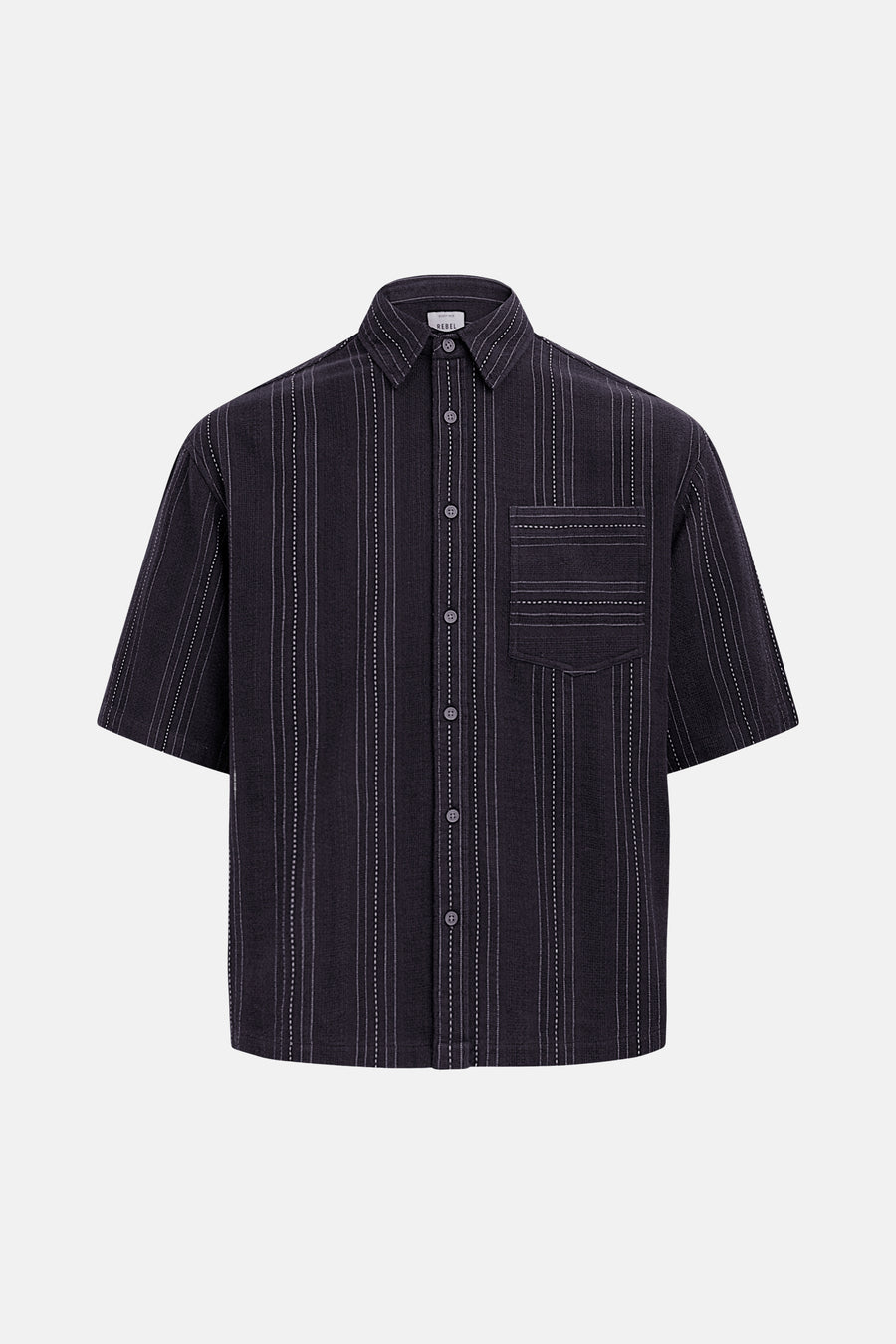 Chemise noire à manches courtes de REDEFINED REBEL, avec des rayures verticales blanches et une poche poitrine.