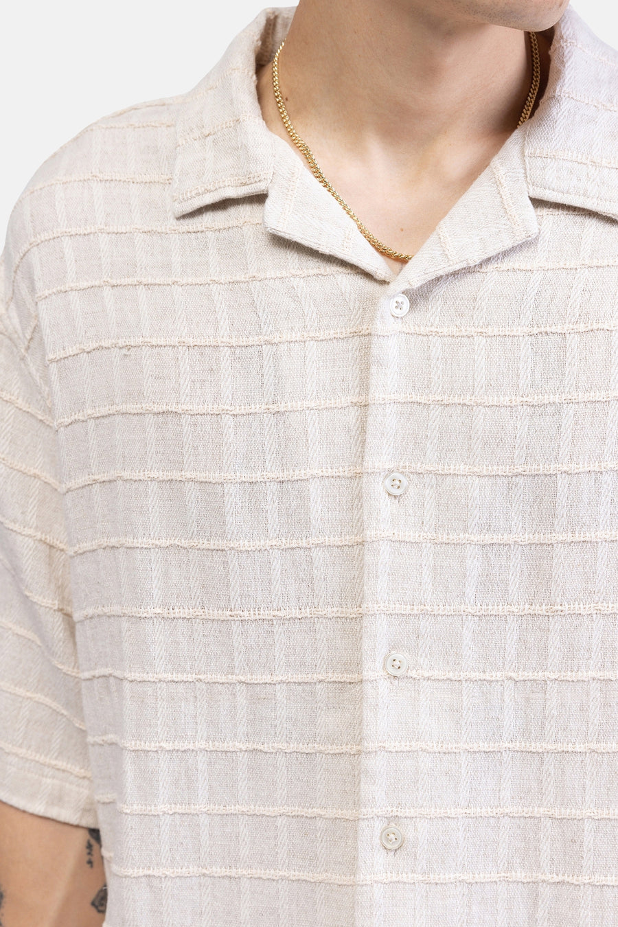 Chemise beige à manches courtes de REDEFINED REBEL, avec un motif tissé à carreaux de lignes horizontales et verticales.