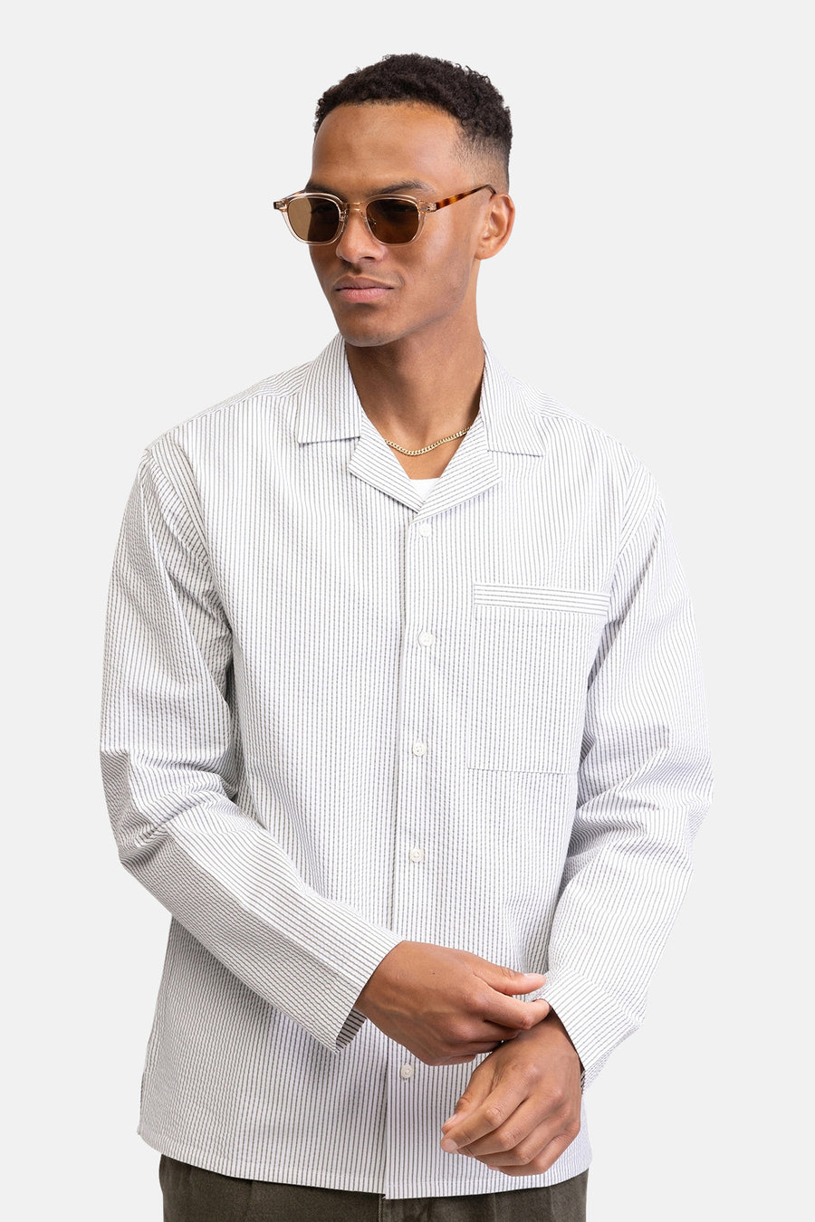Chemise blanche à rayures de REDEFINED REBEL avec tissu texturé, vue arrière et latérale, mannequin avec lunettes de soleil.