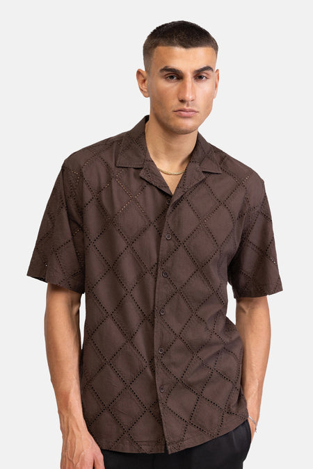 Chemise marron à manches courtes de REDEFINED REBEL, à motif à carreaux et détails ajourés, vue arrière/latérale.