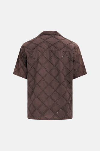 Chemise marron à manches courtes de REDEFINED REBEL avec motif ajouré en losange, dos.