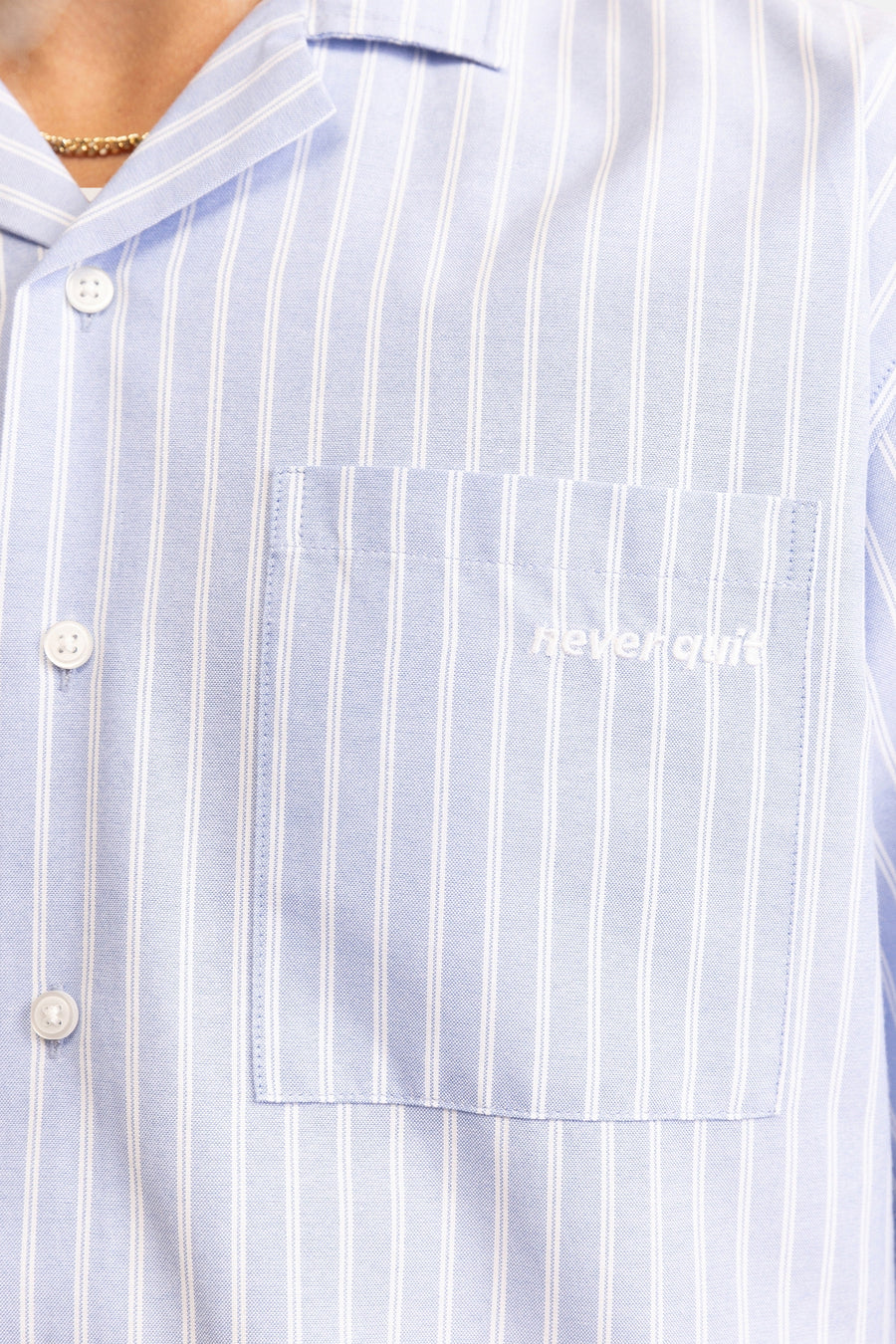 Blauw gestreept korte mouwen overhemd van REDEFINED REBEL met borstzakje en witte knopen, close-up voorzijde