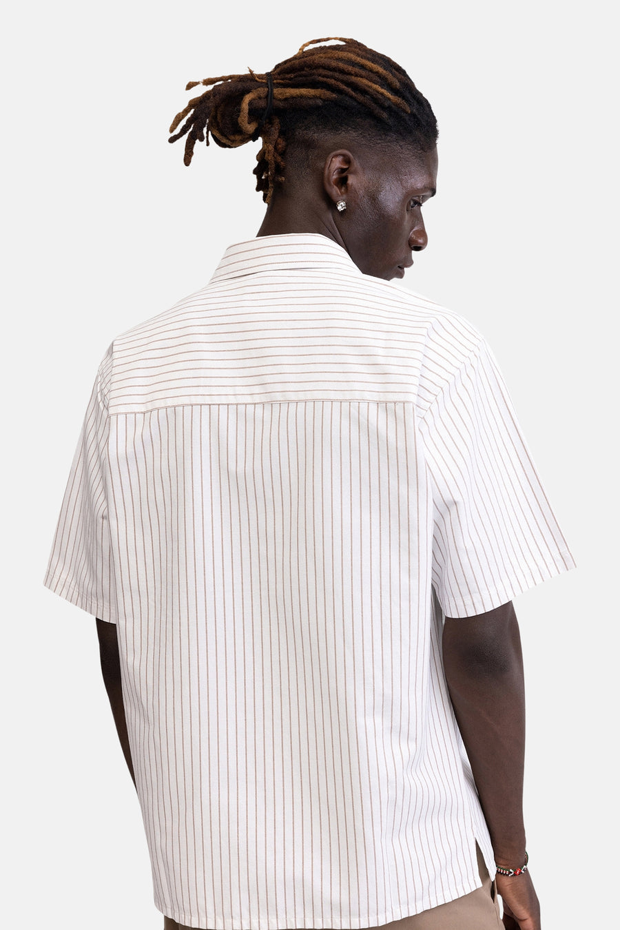 Wit gestreept korte mouwen overhemd van REDEFINED REBEL, achterzijde, fijne bruine strepen, casual fit