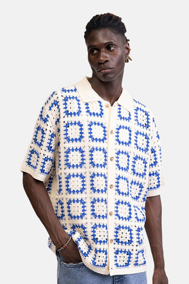 Pull au crochet de couleur crème et bleu de REDEFINED REBEL avec motif de granny squares, vu de dos.