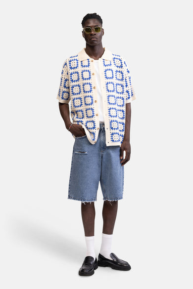 Chemise crochetée REDEFINED REBEL en écru et bleu à manches courtes et à motif à carreaux.