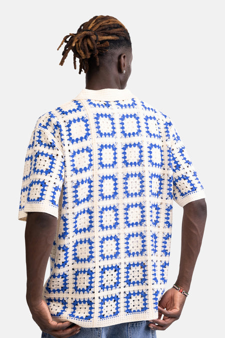 Crèmekleurige en blauwe gehaakte pull van REDEFINED REBEL met granny squares patroon, van achteren gezien.