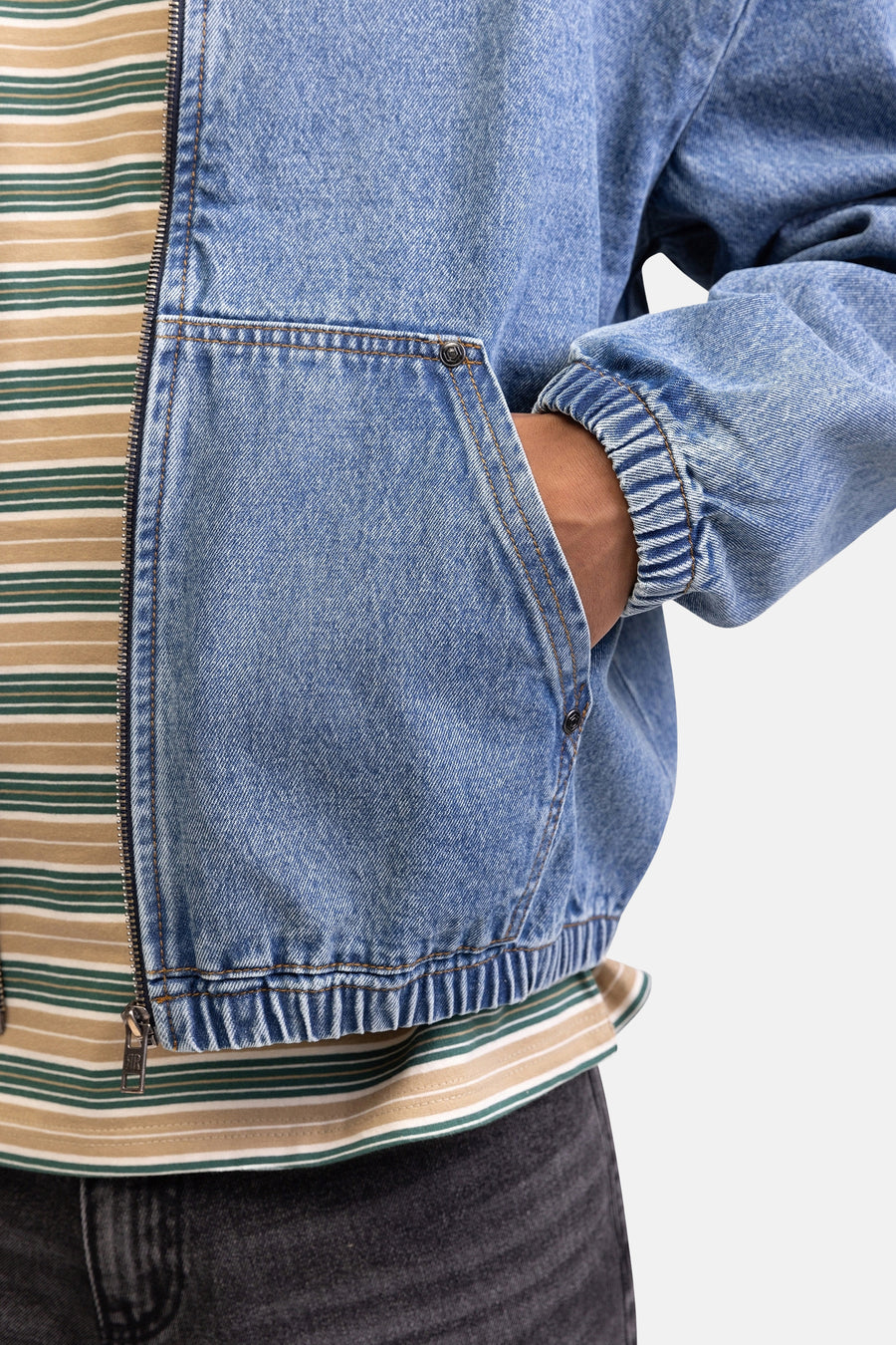Veste en jean REDEFINED REBEL en denim bleu moyen, avec fermeture éclair et poche pour les mains.