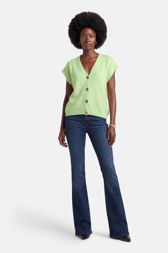 Groen gilet van Terra di Siena, met knoopsluiting, gedragen met donkere jeans en een gouden horloge.
