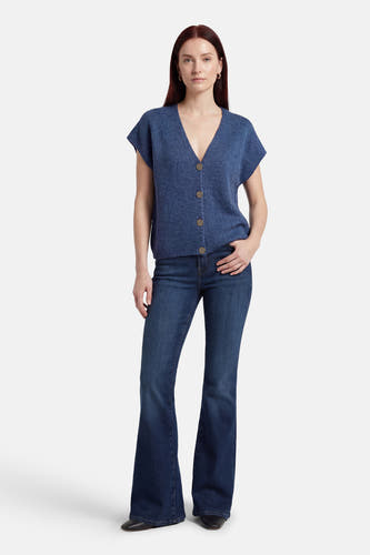 Blauw gilet van Terra di Siena, met knoopsluiting, gedragen over een donkere spijkerbroek en zwarte schoenen.