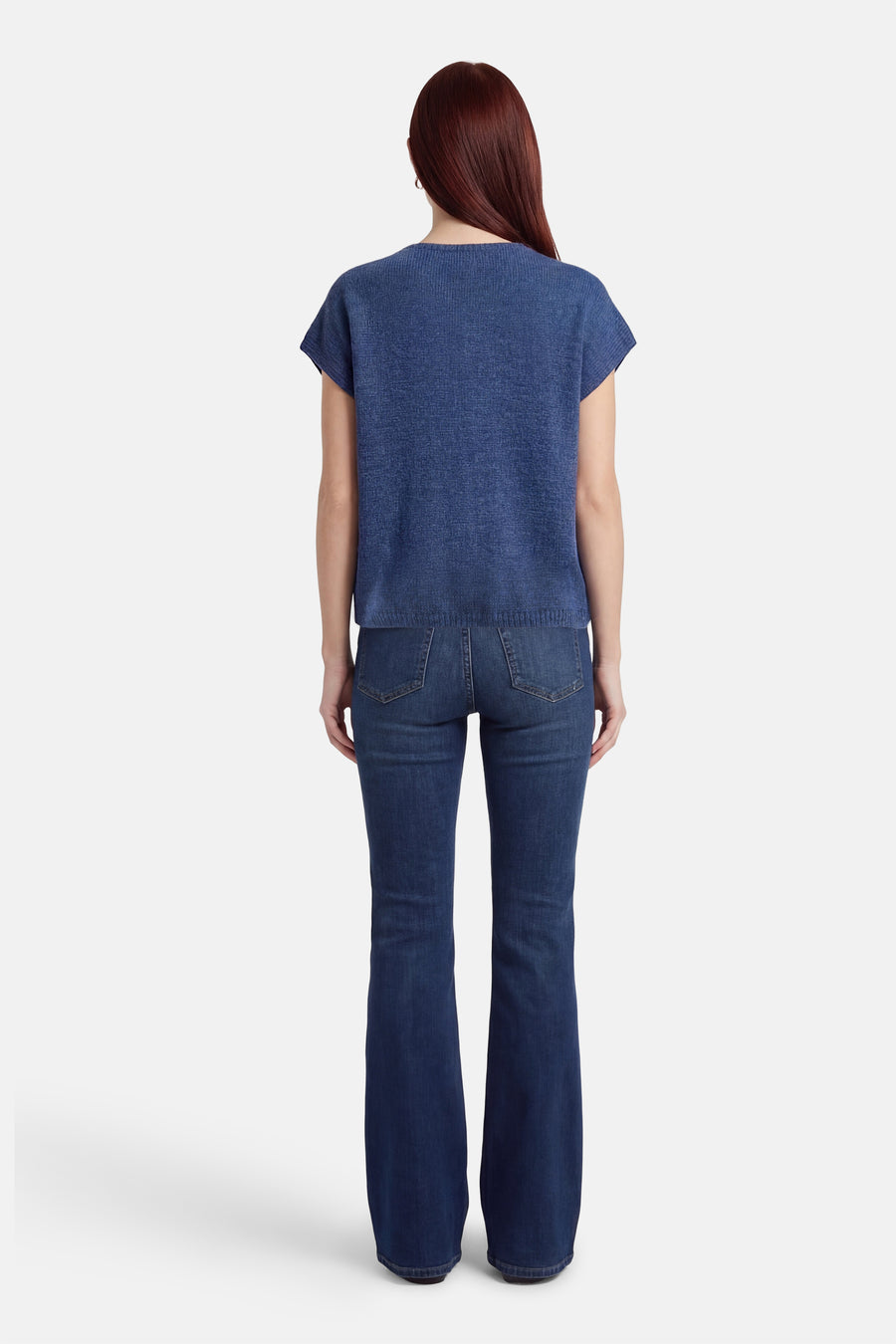 Gilet bleu de Terra di Siena, à manches courtes, combiné avec un jean bleu foncé.