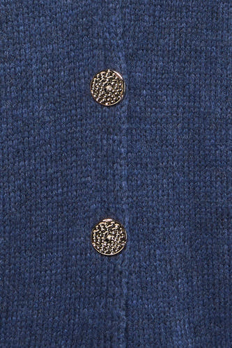 Gilet bleu de Terra di Siena avec boutons dorés et une texture tricot fine.